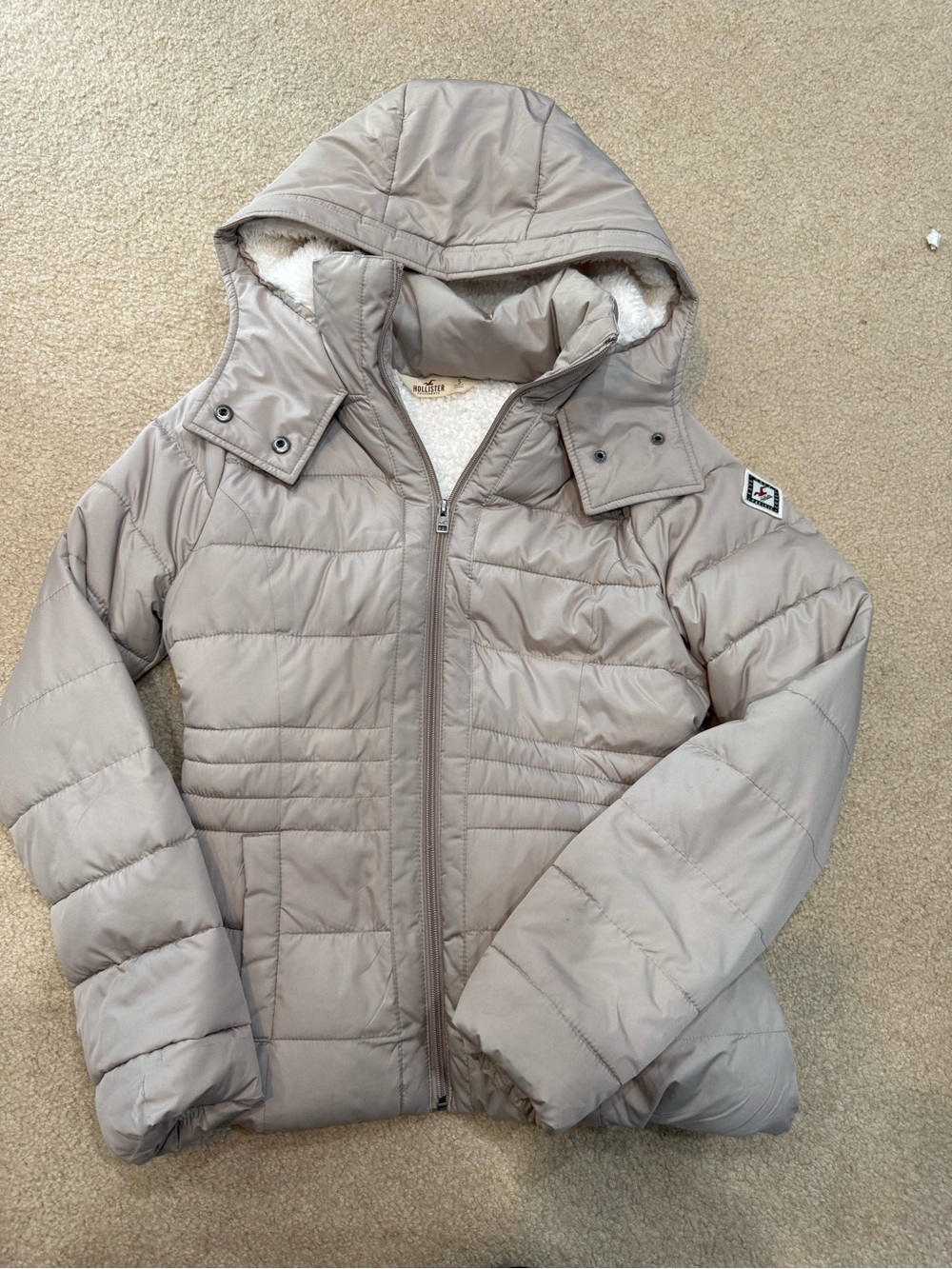 Hollister Women's Hooded Puffer Jacket in Light Taupe